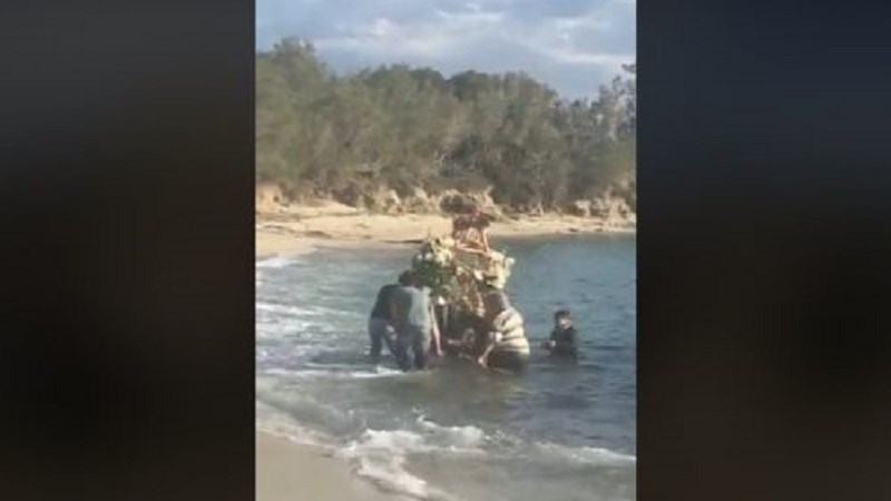 Μέσα στη θάλασσα η περιφορά του Επιταφίου στη Νάξο – ΒΙΝΤΕΟ