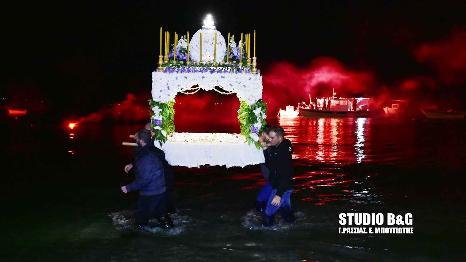 Κατανυκτική ατμόσφαιρα στο Τολό Αργολίδας κατά την περιφορά του Επιταφίου μέσα στη θάλασσα – ΒΙΝΤΕΟ