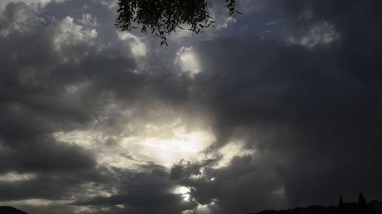 Με τοπικές βροχές και σποραδικές καταιγίδες τα τελευταία ψώνια πριν από το Πάσχα – Η πρόγνωση του καιρού