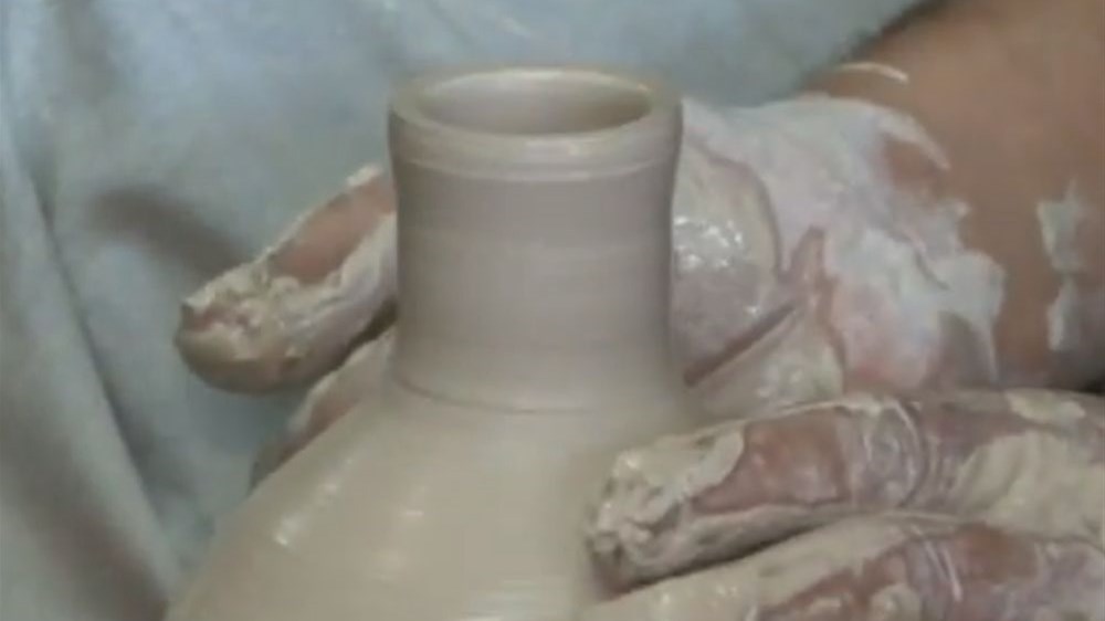 Πώς κατασκευάζονται οι περίφημες στάμνες της Ανάστασης στην Κέρκυρα – ΒΙΝΤΕΟ