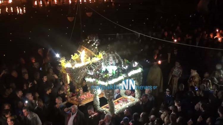 Αποκολλήθηκε ο τρούλος Επιταφίου στη Ναύπακτο κατά την περιφορά – Ένας τραυματίας- ΒΙΝΤΕΟ