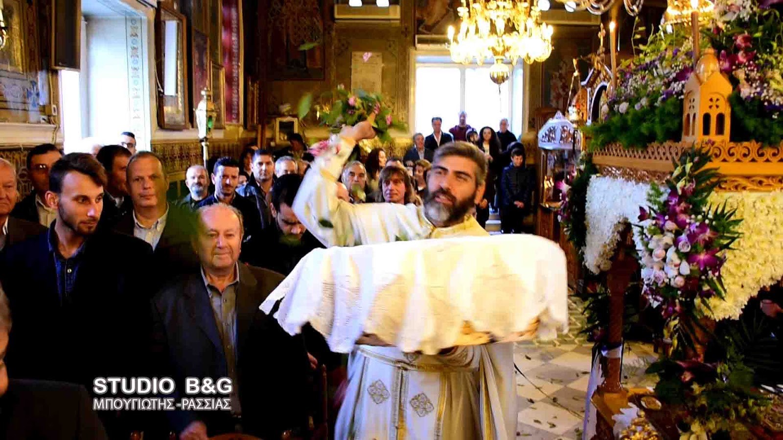 Με κατσαρόλες, μπρίκια και κουδούνια η Πρώτη Ανάσταση στο Ναύπλιο – ΦΩΤΟ – ΒΙΝΤΕΟ