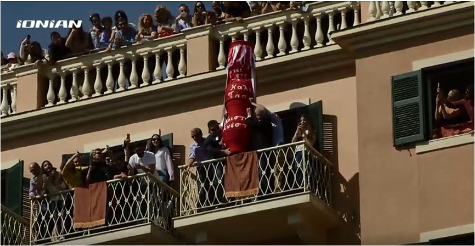 Το εντυπωσιακό έθιμο με τους «Μπότηδες» στην Κέρκυρα- ΒΙΝΤΕΟ