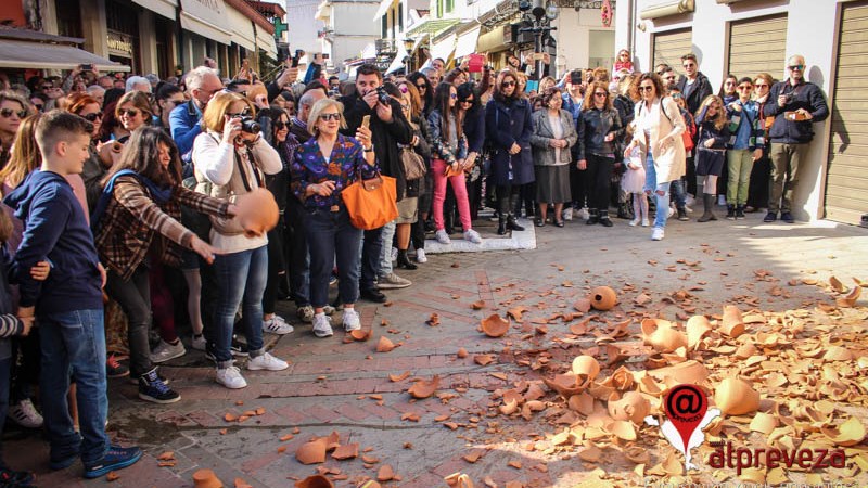 Τα “έσπασαν” στην Πρέβεζα- Οι πιστοί αναβίωσαν το …εκκωφαντικό έθιμο- ΒΙΝΤΕΟ