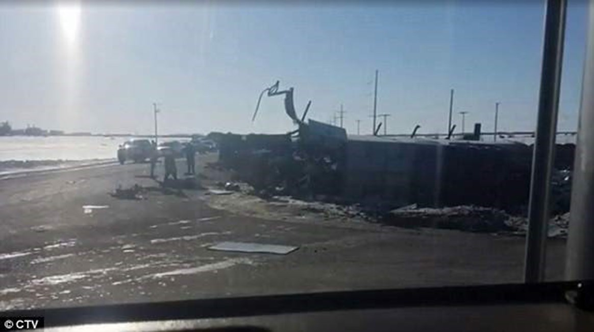 Σοκαριστικές φωτογραφίες από το πολύνεκρο τροχαίο ομάδας νέων χόκεϊ στον Καναδά