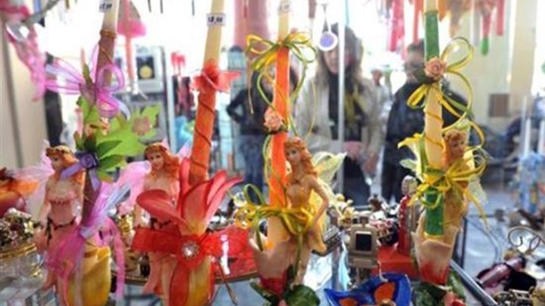 Λαμπάδες, τσουρέκια, κουλούρια: Τα πασχαλινά έθιμα που αντέχουν στο χρόνο