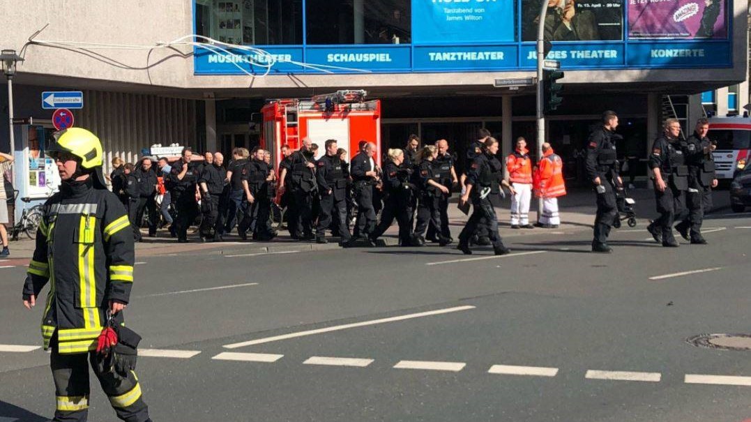 Η Αστυνομία του Μύνστερ εξετάζει ύποπτο αντικείμενο που βρέθηκε στο όχημα του δράστη