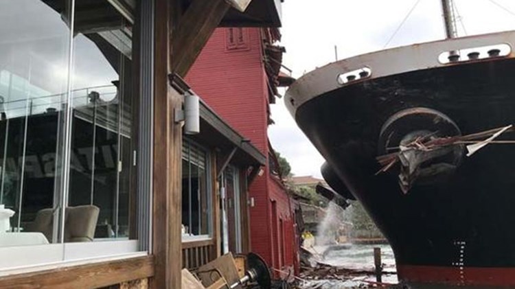 Τάνκερ προσέκρουσε σε κτίριο στην όχθη του Βοσπόρου – ΦΩΤΟ