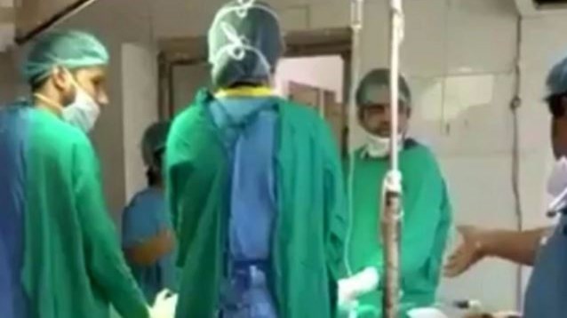 Γιατροί “πλακώνονται” εν ώρα χειρουργείου – ΒΙΝΤΕΟ