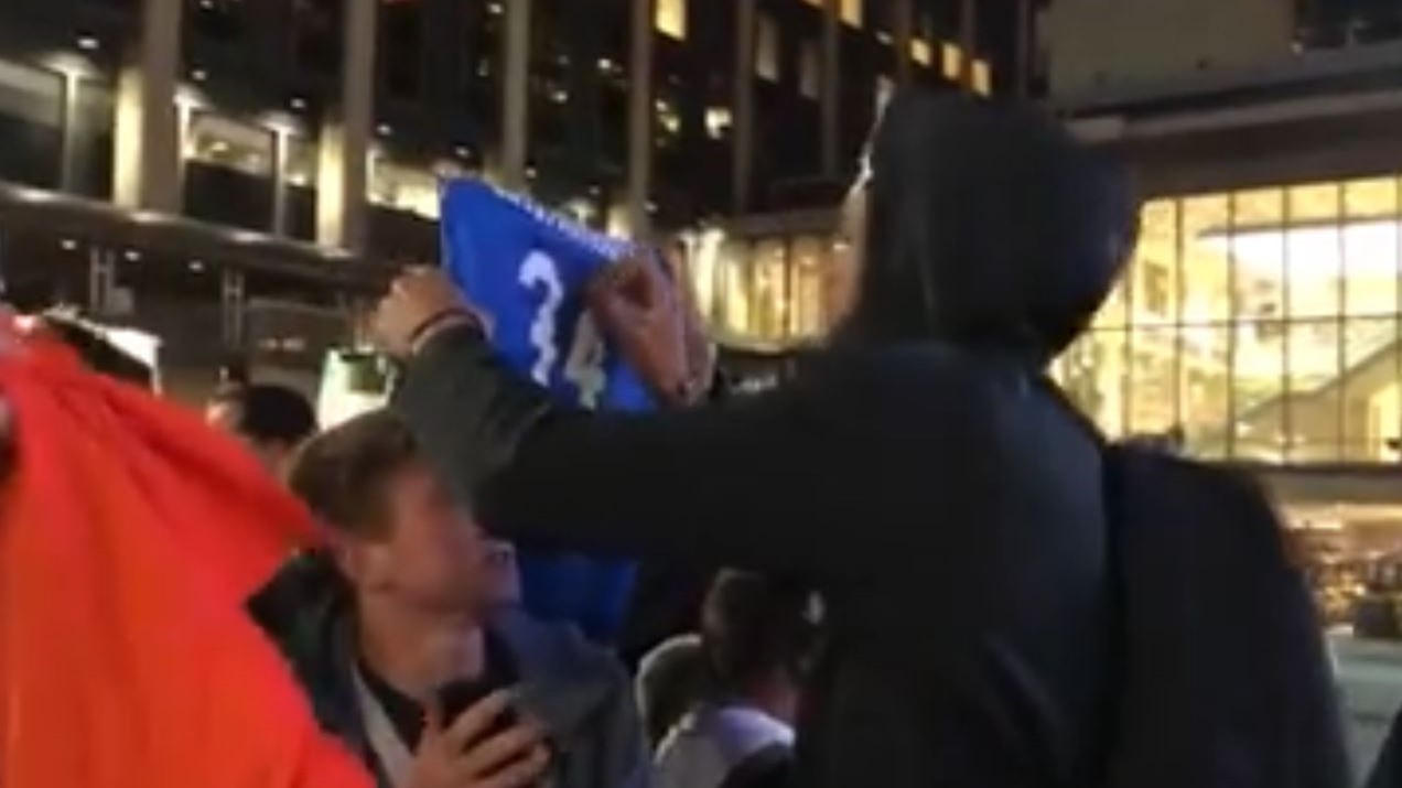 Αποθέωσαν τον Αντετοκούνμπο στη Νέα Υόρκη οι Έλληνες ομογενείς – Οι selfies και τα αυτόγραφα – ΒΙΝΤΕΟ