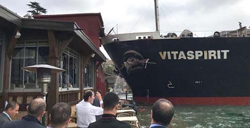 Βίντεο από την πρόσκρουση του τάνκερ σε κτίριο στην όχθη του Βοσπόρου