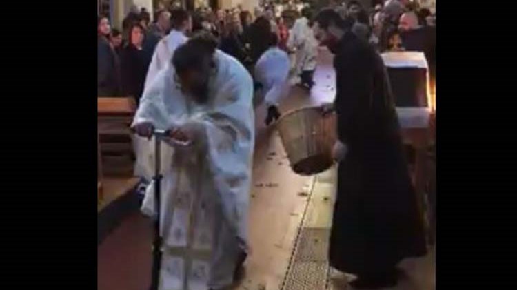 Η Πρώτη Ανάσταση με… πατίνι από ιερέα στο Λονδίνο – ΒΙΝΤΕΟ