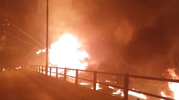 Μολότοφ, βεγγαλικά και φωτιές στην “εκρηκτική” Ανάσταση στον Νέο Κόσμο – ΦΩΤΟ