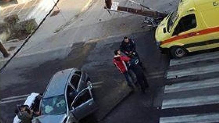 Αυτοκίνητο καρφώθηκε σε κολώνα της ΔΕΗ και την “γκρέμισε” – ΦΩΤΟ