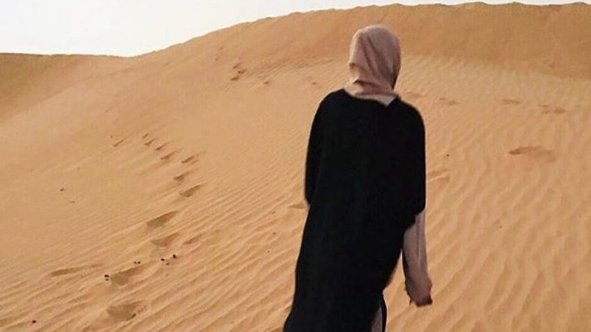Εντυπωσιακή παίκτρια του Power of Love με μπούργκα στην έρημο – ΦΩΤΟ
