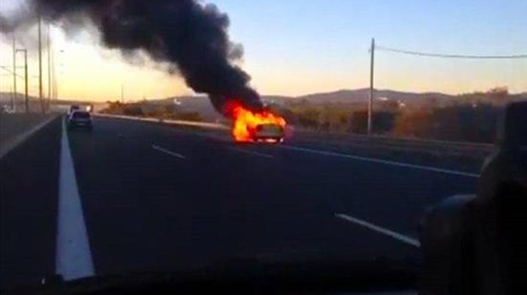 Αυτοκίνητο εν κινήσει τυλίχθηκε στις φλόγες στον Ισθμό – ΦΩΤΟ