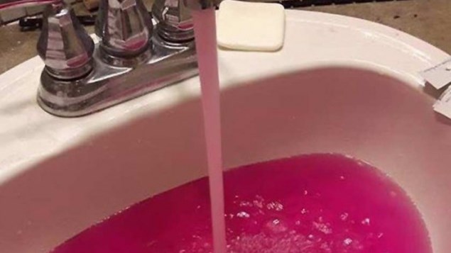 Σε ποια πόλη τρέχει από τη βρύση ροζ νερό – ΦΩΤΟ