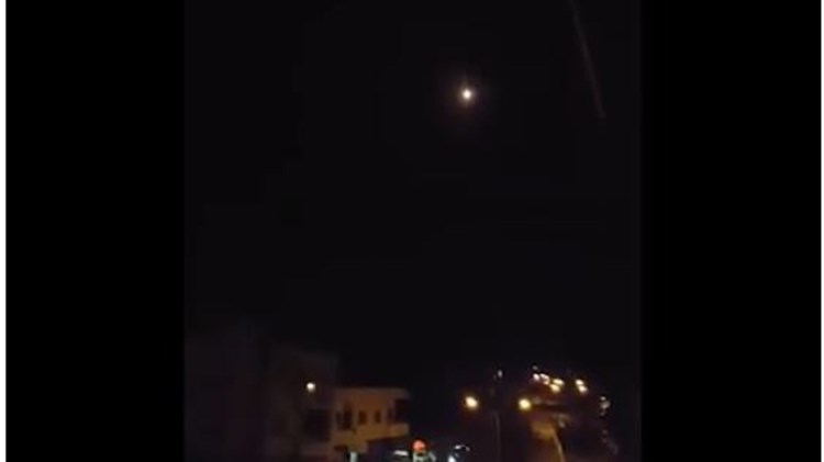 Επίθεση με πυραύλους σε στρατιωτικό αεροδρόμιο στη Συρία – Διαψεύδουν οι Αμερικανοί την εμπλοκή τους – ΤΩΡΑ