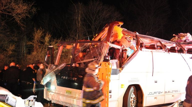 ΗΠΑ: Οδηγός σχολικού υπολόγισε λάθος το ύψος γέφυρας και συνέθλιψε την οροφή του λεωφορείου-  Στο νοσοκομείο 38 μαθητές – ΦΩΤΟ- ΒΙΝΤΕΟ