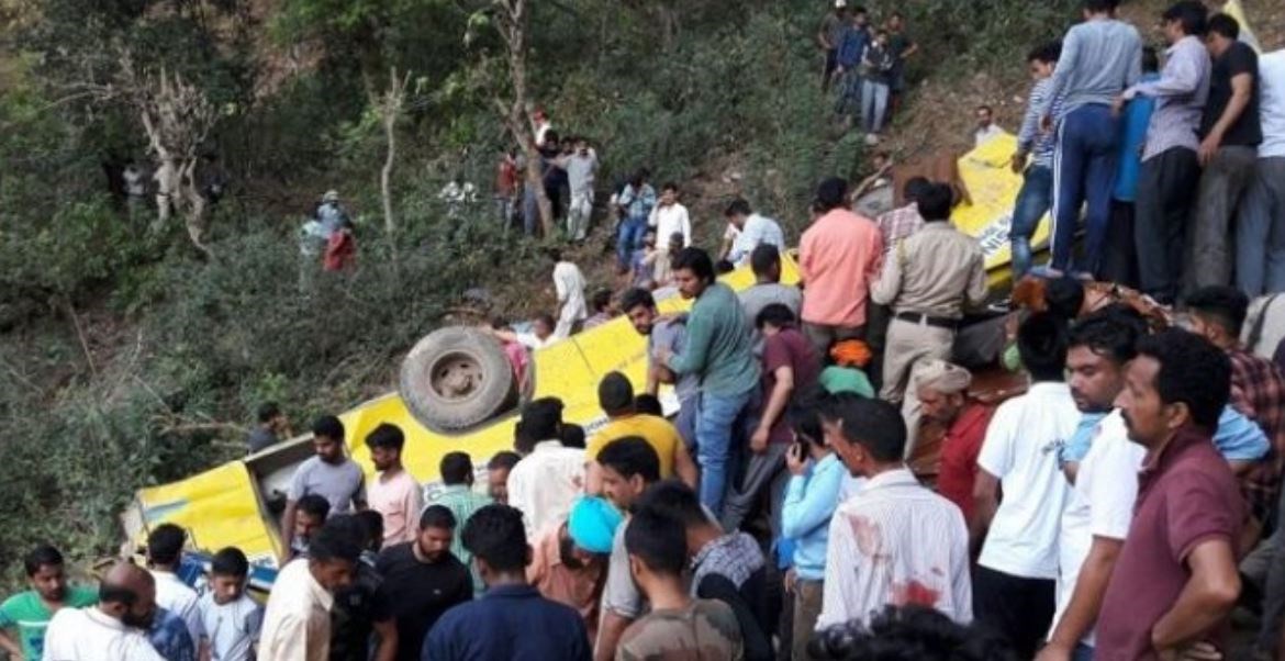 Πολύνεκρη τραγωδία στην Ινδία: Σχολικό λεωφορείο έπεσε σε γκρεμό – ΒΙΝΤΕΟ