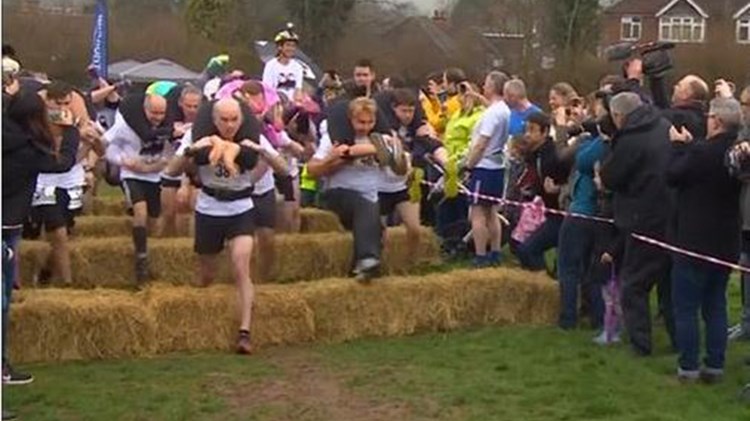 Έτρεξαν με τις γυναίκες τους στην πλάτη μέσα στις λάσπες – ΒΙΝΤΕΟ