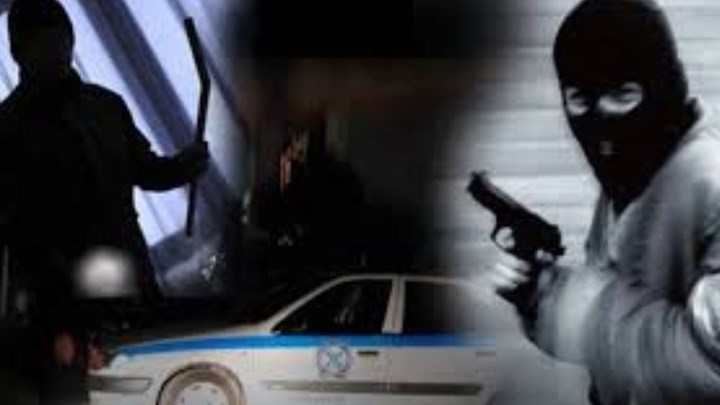 Θρίλερ στη Μάνδρα: Εισβολή τεσσάρων κουκουλοφόρων σε σπίτι- Απείλησαν την ένοικο με λοστούς- BINTEO