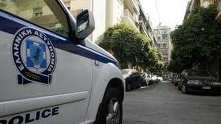 Έβγαλαν όπλο στη μέση του δρόμου και λήστεψαν περαστικό
