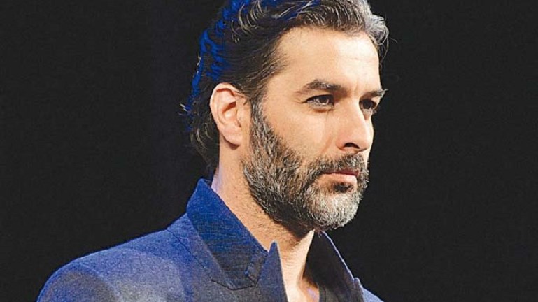 Ο Μπισμπίκης ανεβάζει το «Άνθρωποι και ποντίκια» στο «Cartel» του