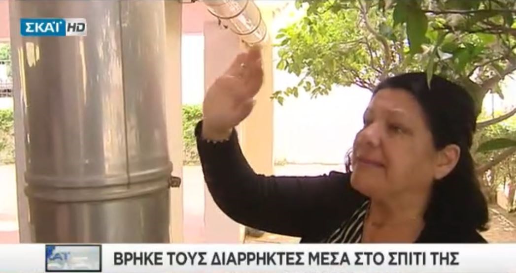 Σοκ για την αντιδήμαρχο Γλυφάδας – Βρήκε τους διαρρήκτες μέσα στο σπίτι της – ΒΙΝΤΕΟ