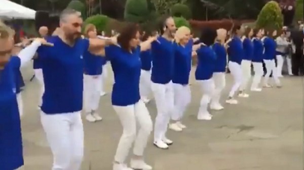 Σάλος στην Τουρκία – Χόρεψαν συρτάκι στα γαλανόλευκα και έβαλαν “φωτιά” στο πολιτικό σκηνικό – ΒΙΝΤΕΟ