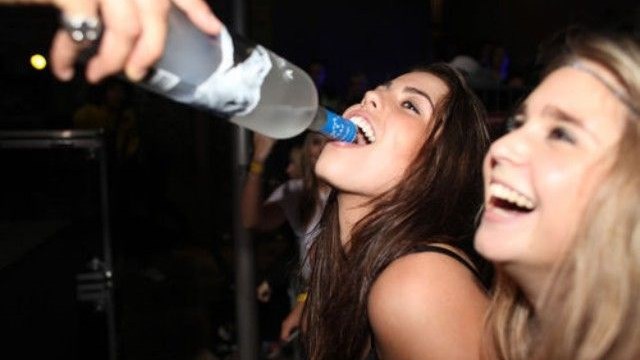 Στο νοσοκομείο 14χρονη από υπερβολική κατανάλωση αλκοόλ