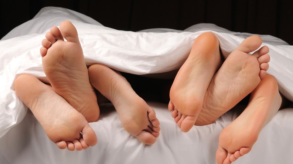 Αυτή η 44χρονη έχει σύζυγο, αρραβωνιαστικό και δύο…εραστές – Ζουν όλοι μαζί ευτυχισμένοι – ΦΩΤΟ