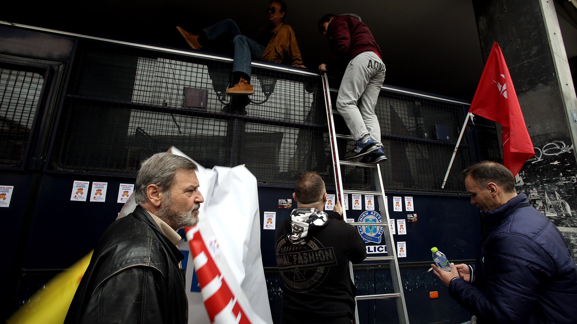 Νέα συγκέντρωση κατά των πλειστηριασμών έξω από συμβολαιογραφείο στο κέντρο της Αθήνας – ΦΩΤΟ