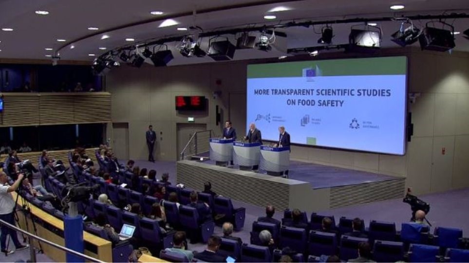 Ο εκπρόσωπος του Γιούνκερ αποθέωσε τον Μανωλά μέσα σε αίθουσα της Κομισιόν – ΒΙΝΤΕΟ