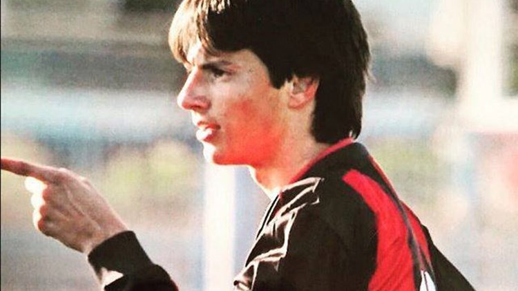 Αναγνωρίζετε τον διεθνή Έλληνα ποδοσφαιριστή της φωτογραφίας;