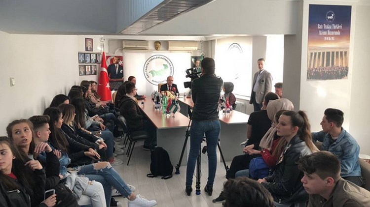 Πρόκληση από τη μουσουλμανική μειονότητα: Μαθητές φωτογραφήθηκαν μπροστά σε σημαίες της «Ανεξάρτητης Δυτικής Θράκης» – ΦΩΤΟ