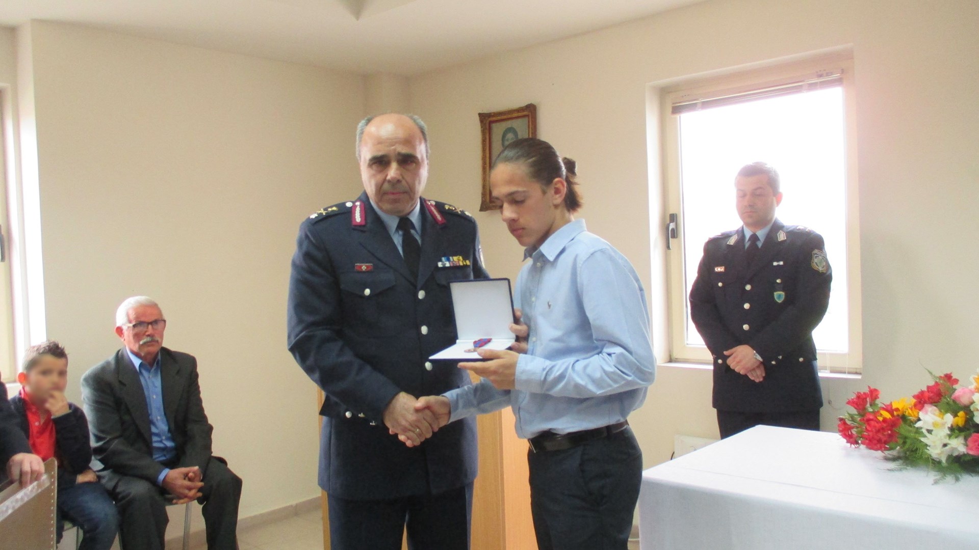 Ρίγη συγκίνησης – Τίμησαν τον νεκρό ήρωα αστυνομικό Βασίλη Μαρτζάκλη – ΦΩΤΟ