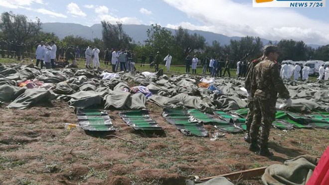 Με φλεγόμενο φτερό έπεσε το αεροσκάφος στην Αλγερία – Επέζησε ένας επιβάτης – Γιατί ο πιλότος θεωρείται “ήρωας” – ΒΙΝΤΕΟ