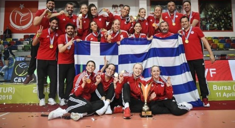 Ντελίριο για τις αμαζόνες του Θρύλου – Η απονομή του κυπέλλου στα κορίτσια του Ολυμπιακού – ΒΙΝΤΕΟ