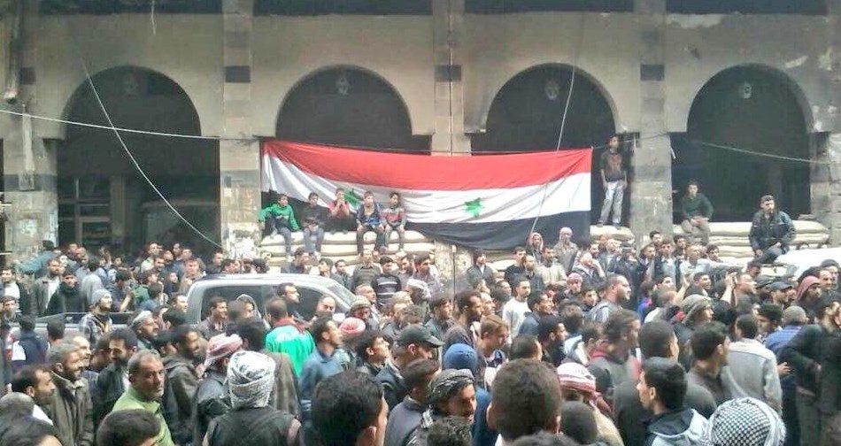 Στα χέρια του Άσαντ η Ντούμα – Η σημαία της συριακής κυβέρνησης κυματίζει στην πόλη