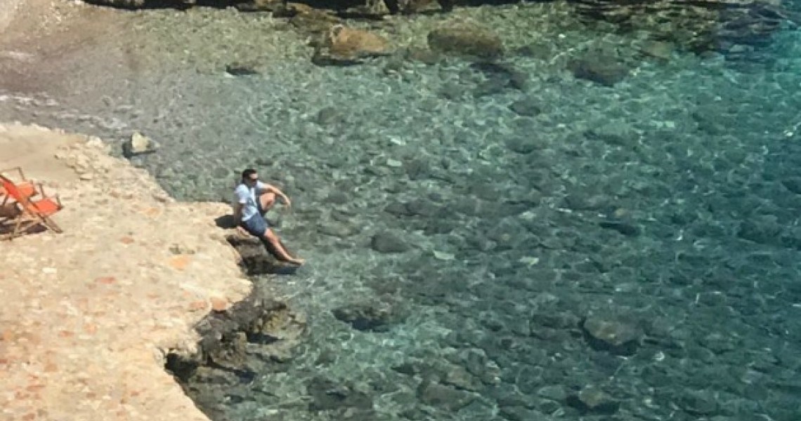 Ο Τσίπρας σε στιγμές χαλάρωσης με θέα τη θάλασσα