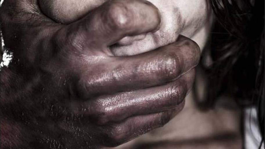 “Με έγδυσε κόβοντάς μου τα ρούχα με τον σουγιά και με έσυρε για 20 μέτρα” – Η 25χρονη οδοντίατρος περιγράφει τον εφιάλτη που έζησε στου Γκύζη