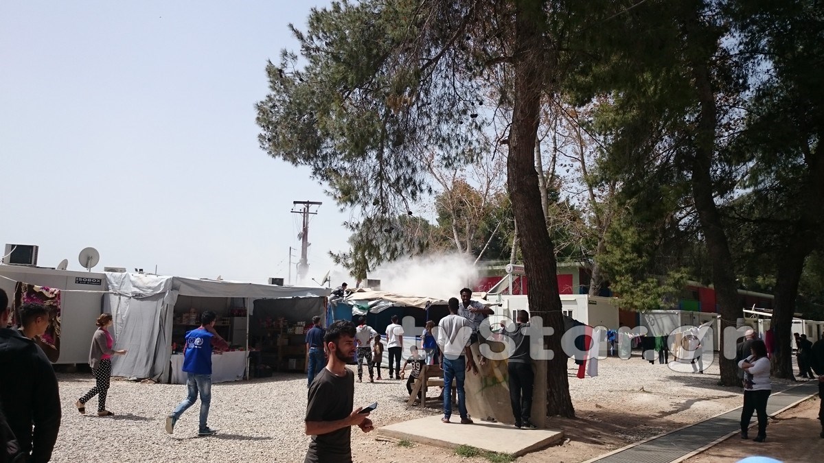 Ξέσπασε φωτιά στο hot spot Ριτσώνας την ώρα της επίσκεψης Βίτσα-Αβραμόπουλου – ΦΩΤΟ