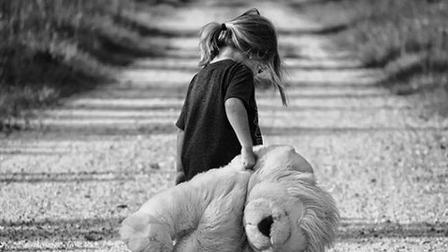 Μητέρα εγκατέλειψε τα παιδιά της έξω από το γραφείο του Εισαγγελέα στην Καλαμάτα