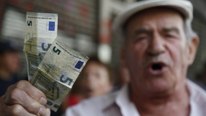 Καταργούνται τρία επιδόματα για τις επικουρικές