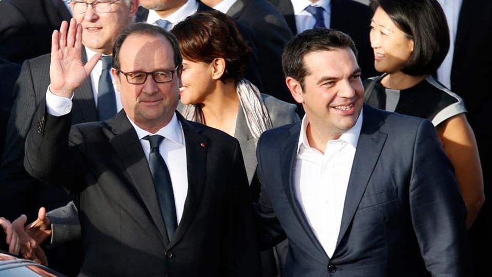 “Καυτές” αποκαλύψεις από τον Ολάντ για τον Τσίπρα – Ο “ανοιχτός γιακάς”, τα αγγλικά με την ελληνική προφορά και το δημοψήφισμα του 2015