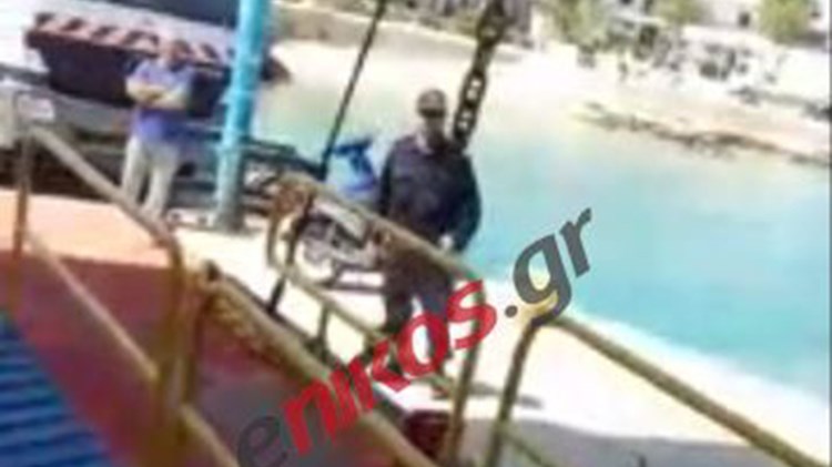 Οι πρώτες εικόνες από το πλοίο που προσέκρουσε στο λιμάνι Αγκιστρίου – ΦΩΤΟ αναγνώστη