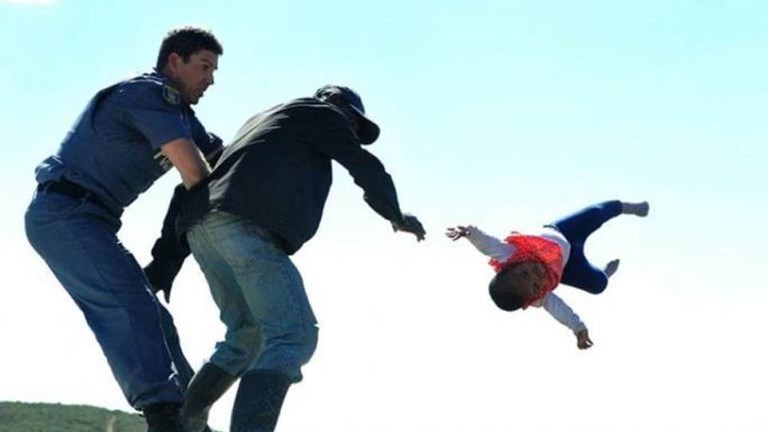 Αυτή η είδηση κάνει τον γύρο του κόσμου – Πέταξε την 6 μηνών κορούλα του από την ταράτσα – Σοκαριστικές ΦΩΤΟ