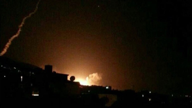 Συρία: Βομβαρδίστηκαν στρατιωτικές βάσεις – Δαμασκός: “Καταδικασμένη να αποτύχει η επιχείρηση”