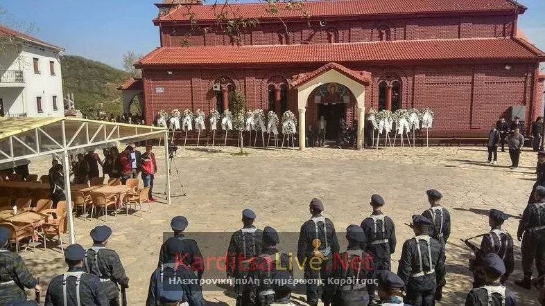 Το Μορφοβούνι Καρδίτσας αποχαιρετά τον ήρωα Σμηναγό – Σε λαϊκό προσκύνημα η σορός του – BINTEO